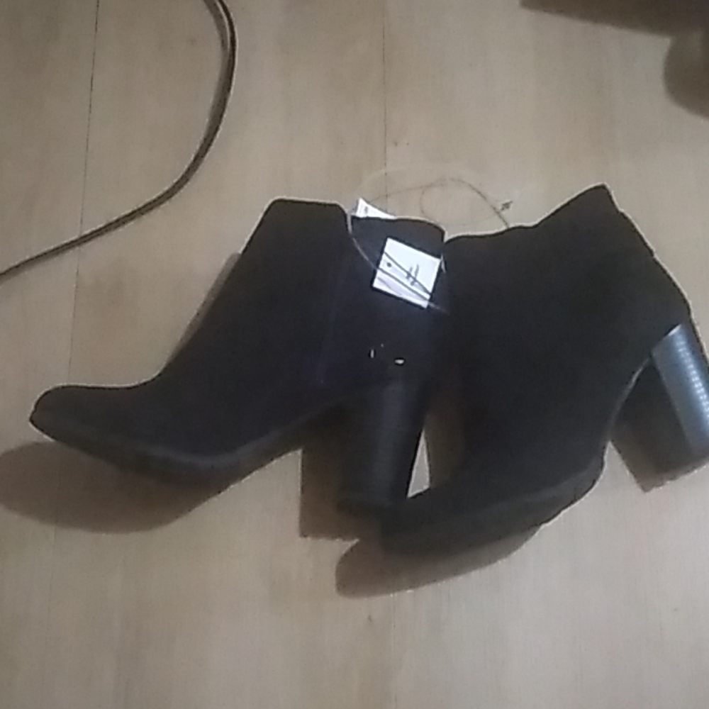 Booties Black with Zip up on Side /Thick Heels.. Beautiful - Picture 6 of 6